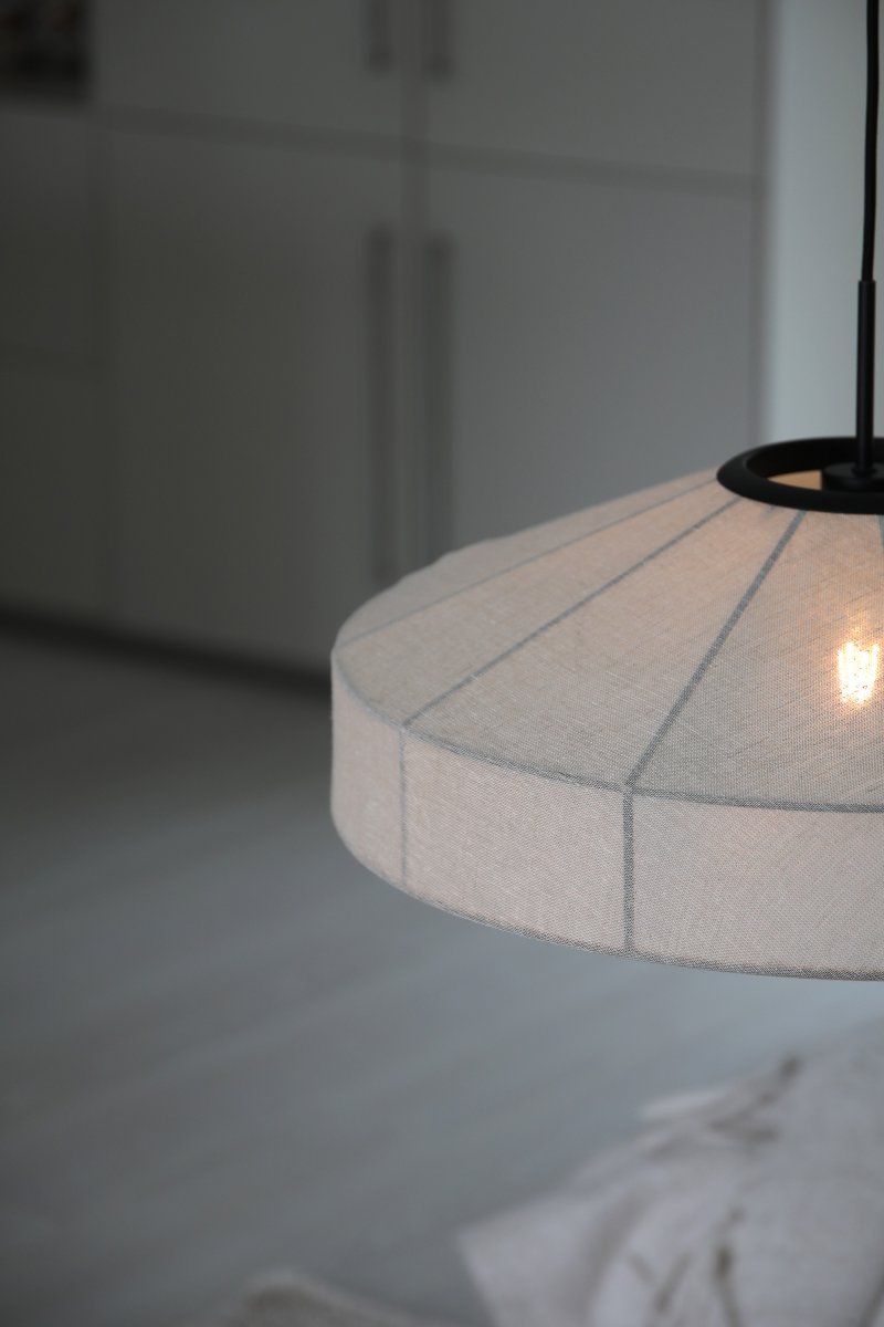 Alia Ø57 Beige hanglamp Van Markslöjd - Grote plafondlamp in beige linnen stof, gecombineerd met een decoratief zwart metalen frame dat zorgt voor een mooi contrast en een stijlvolle uitstraling.