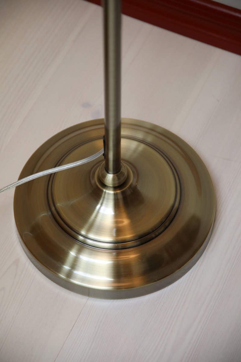 Oxford Antiek messing vloerlamp Van Markslöjd - Staande lamp in klassieke stijl van rond de eeuwwisseling met een gebroken witte stoffen kap en een voet met een antiek messing afwerking.