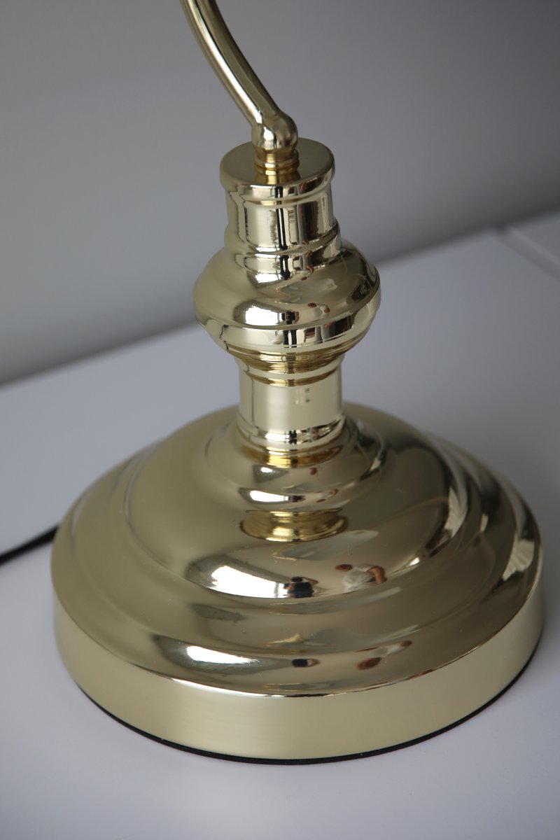 Bankers 42cm Messing bureaulamp Van Markslöjd - De Bankers tafellamp heeft een messingkleurige metalen voet en bijpassend verstelbaar lampenglas.