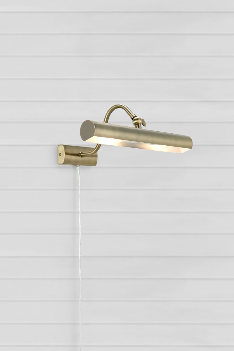 Ciglia 36cm Messing Van Markslöjd - Schilderijverlichting met een antieke messing afwerking en een verstelbare lampenkop - perfect voor het verlichten van schilderijen, planken of decoratieve oppervlakken.