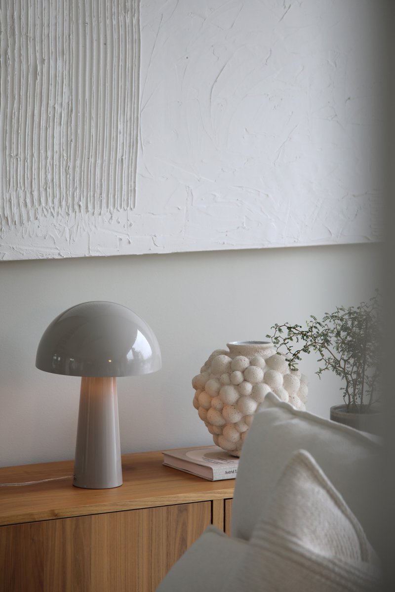 Mantar 36cm Greige tafellamp Van Markslöjd - Het glanzende oppervlak geeft de lamp een elegante uitstraling, perfect voor op het bureau, bijzettafel of bij het raam waar u een functioneel lichtpunt met een moderne touch wilt.