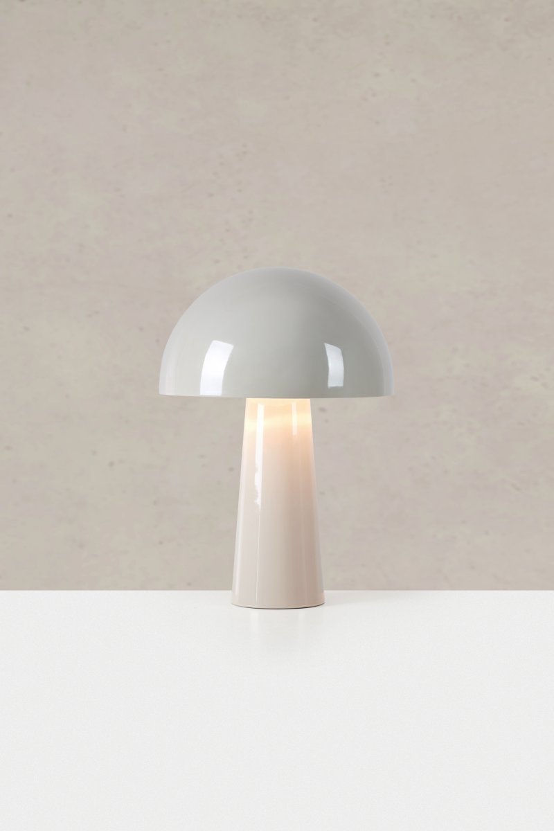 Mantar 36cm Greige tafellamp Van Markslöjd - Het glanzende oppervlak geeft de lamp een elegante uitstraling, perfect voor op het bureau, bijzettafel of bij het raam waar u een functioneel lichtpunt met een moderne touch wilt.