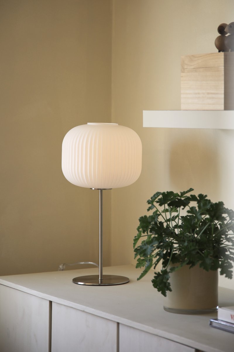 Sober 50cm Staal tafellamp Van Markslöjd - Tafellamp met een klassiek design met een sobere witte glazen kap en een stalen voet.