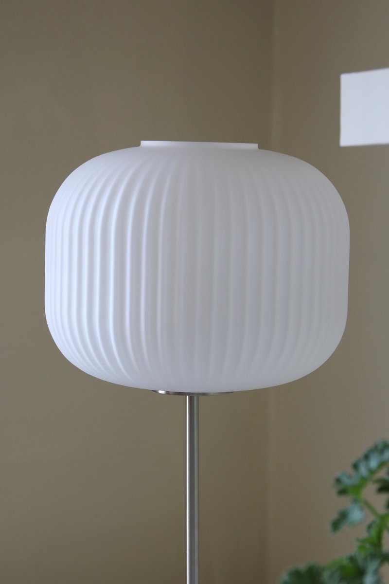 Sober 50cm Staal tafellamp Van Markslöjd - Tafellamp met een klassiek design met een sobere witte glazen kap en een stalen voet.