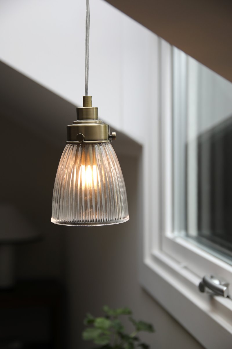 Bellis Ø10 Transparant/antiek messing raamlamp Van Markslöjd - Raamlamp van transparant glas met fijne details in antiek messing afwerking - een tijdloze combinatie die een warme en gastvrije sfeer geeft in het raam of een hoek.