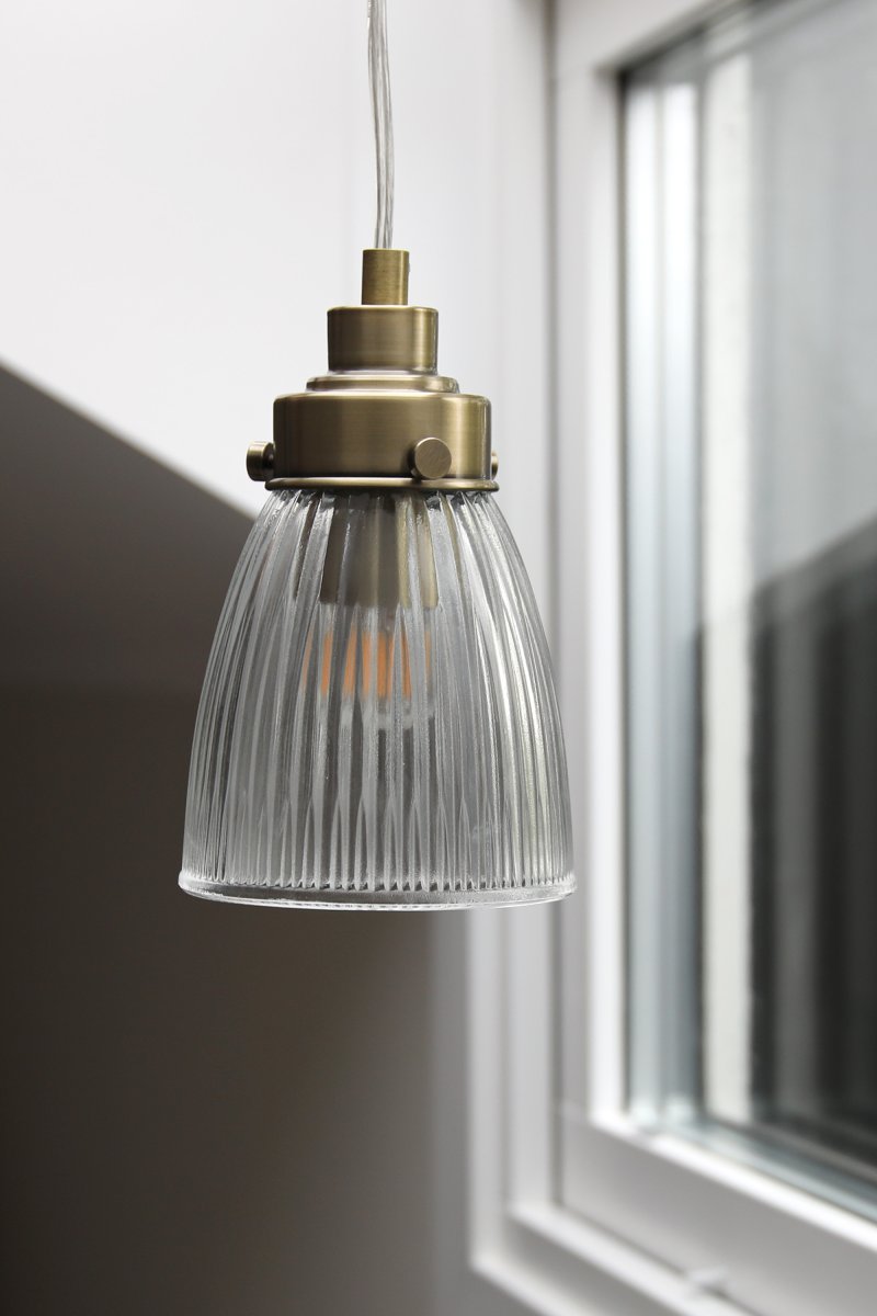 Bellis Ø10 Transparant/antiek messing raamlamp Van Markslöjd - Raamlamp van transparant glas met fijne details in antiek messing afwerking - een tijdloze combinatie die een warme en gastvrije sfeer geeft in het raam of een hoek.