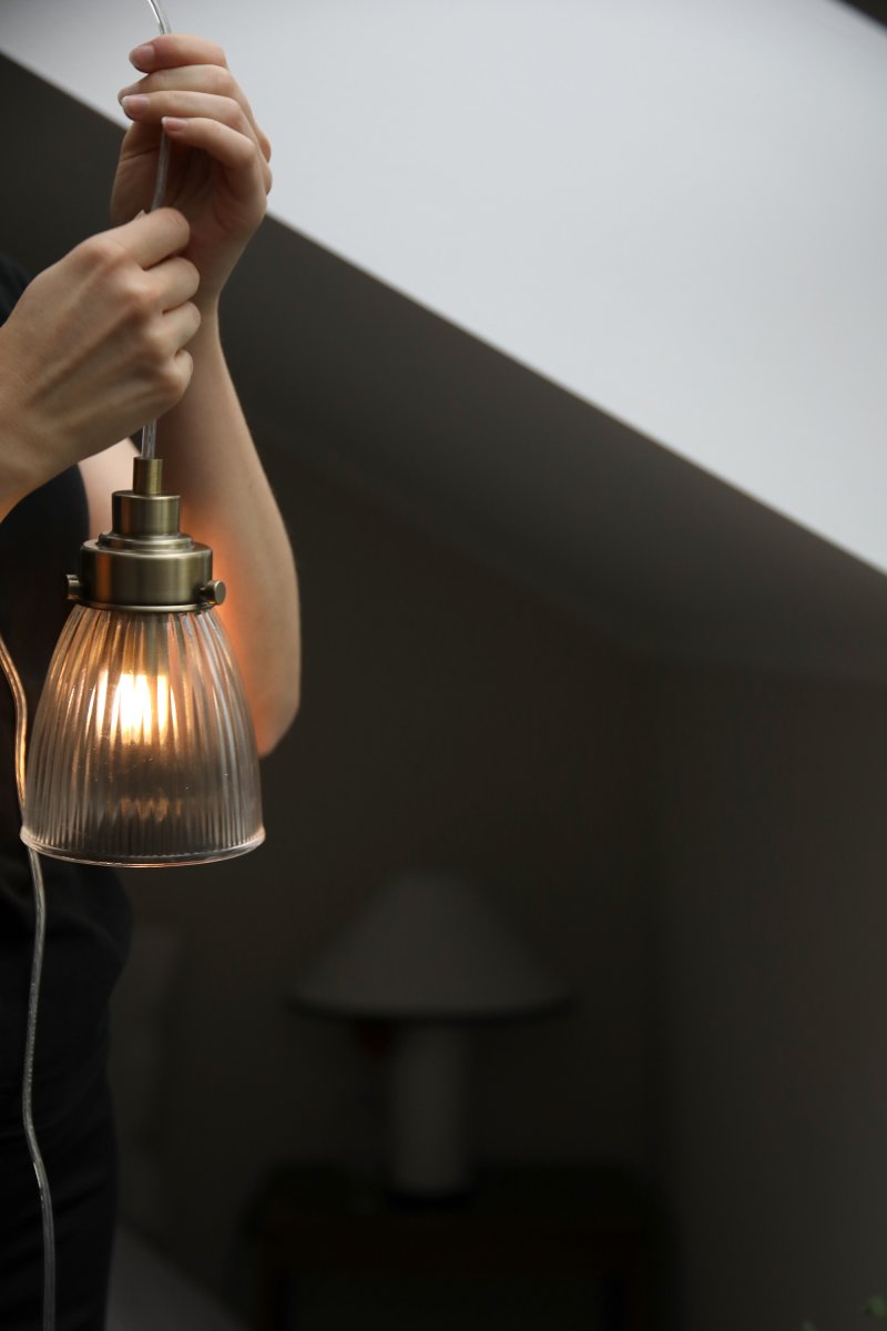 Bellis Ø10 Transparant/antiek messing raamlamp Van Markslöjd - Raamlamp van transparant glas met fijne details in antiek messing afwerking - een tijdloze combinatie die een warme en gastvrije sfeer geeft in het raam of een hoek.