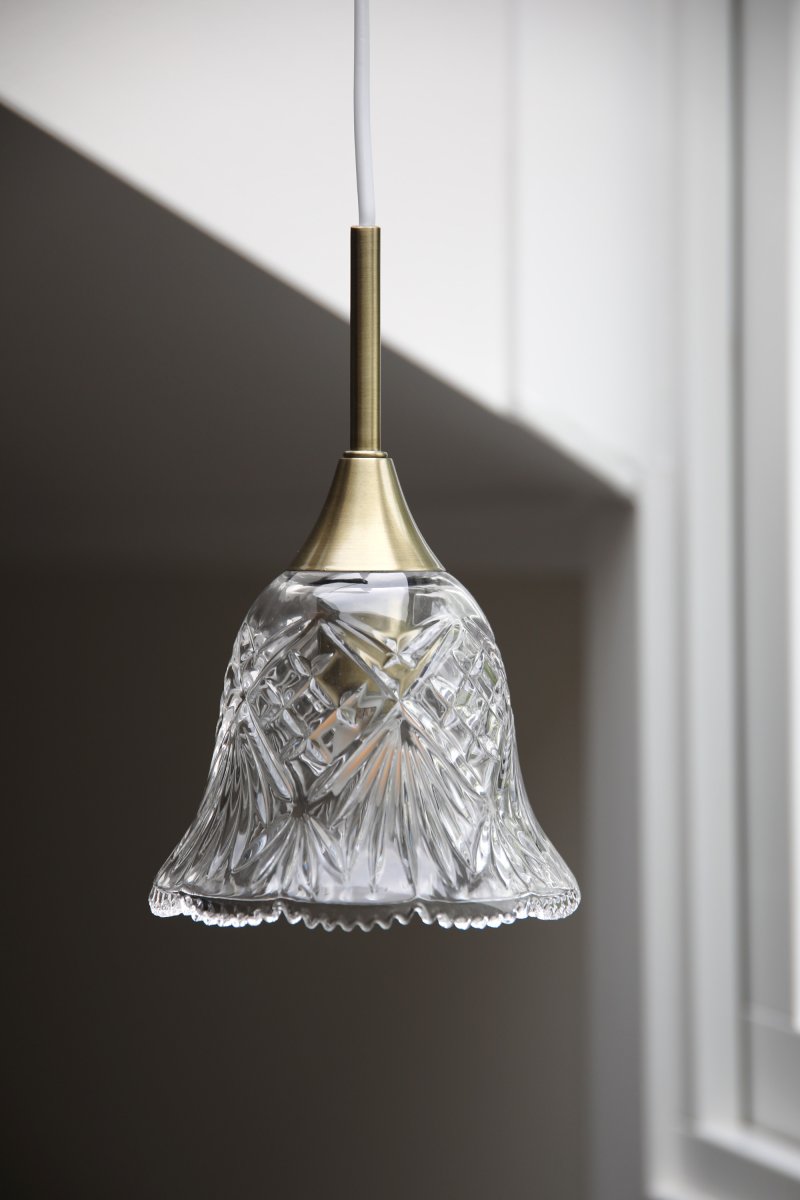 Luna Ø14 Transparant/messing raamlamp Van Markslöjd - Raamlamp van transparant glas met fijne details in een walnootkleurige afwerking en een decoratieve, zacht gebogen vorm aan de onderkant - een romantisch ontwerp dat een warme en gastvrije sfeer cre&euml;ert in het raam of in een klein hoekje.