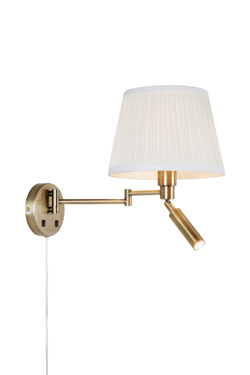 Pivot 43cm Messing leeslamp Van Markslöjd - Charmante wandlamp in messing met twee functionele lichtpunten, een zwenkarm met een cr&egrave;mekleurige geplooide textielen kap en een verstelbare nachtlamp met een vaste, ge&iuml;ntegreerde LED die gericht licht geeft precies waar u het nodig hebt.
