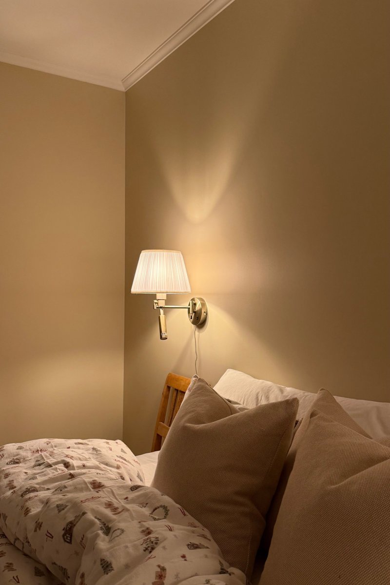 Pivot 43cm Messing leeslamp Van Markslöjd - Charmante wandlamp in messing met twee functionele lichtpunten, een zwenkarm met een cr&egrave;mekleurige geplooide textielen kap en een verstelbare nachtlamp met een vaste, ge&iuml;ntegreerde LED die gericht licht geeft precies waar u het nodig hebt.