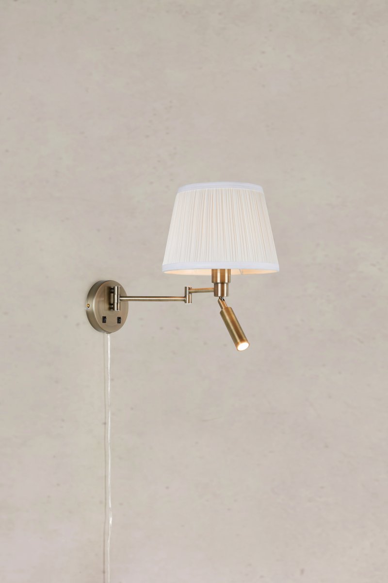 Pivot 43cm Messing leeslamp Van Markslöjd - Charmante wandlamp in messing met twee functionele lichtpunten, een zwenkarm met een cr&egrave;mekleurige geplooide textielen kap en een verstelbare nachtlamp met een vaste, ge&iuml;ntegreerde LED die gericht licht geeft precies waar u het nodig hebt.