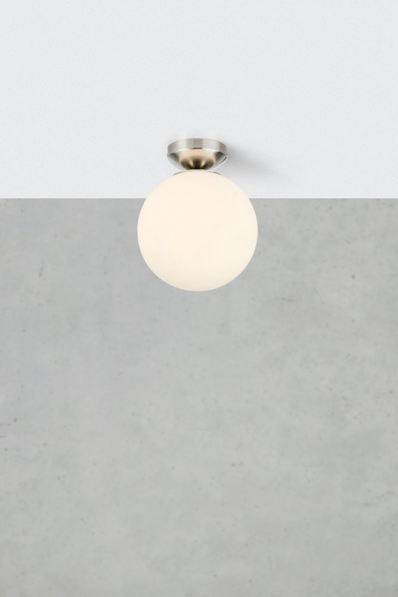 Stintino Ø20 Wit badkamerlamp Van Markslöjd - Plafondlamp met een stalen voet en een witte glazen kap - een stijlvolle oplossing die perfect past in de badkamer.