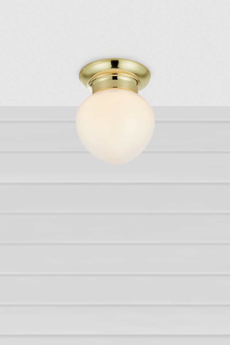 Ronda Ø20 Messing badkamerlamp Van Markslöjd - Plafondlamp in de stijl van begin 20e eeuw, geschikt voor badkamers (IP44), met een messing voet en een witte glazen kap.