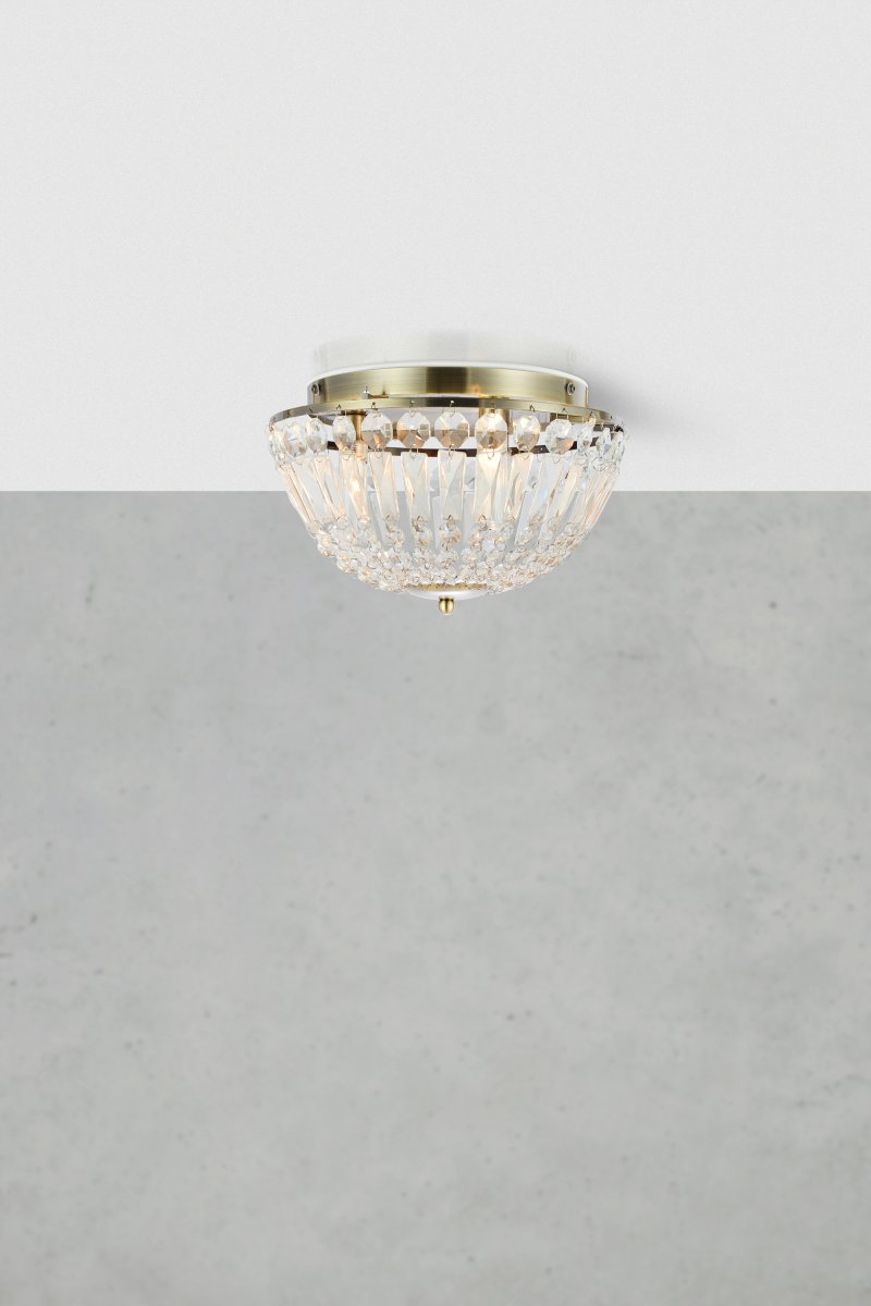 Estelle Ø30 Antiek messing badkamerlamp Van Markslöjd - Het tijdloze design vormt een prachtig detail dat een luxueuze sfeer cre&euml;ert - perfect als algemene verlichting in de badkamer.