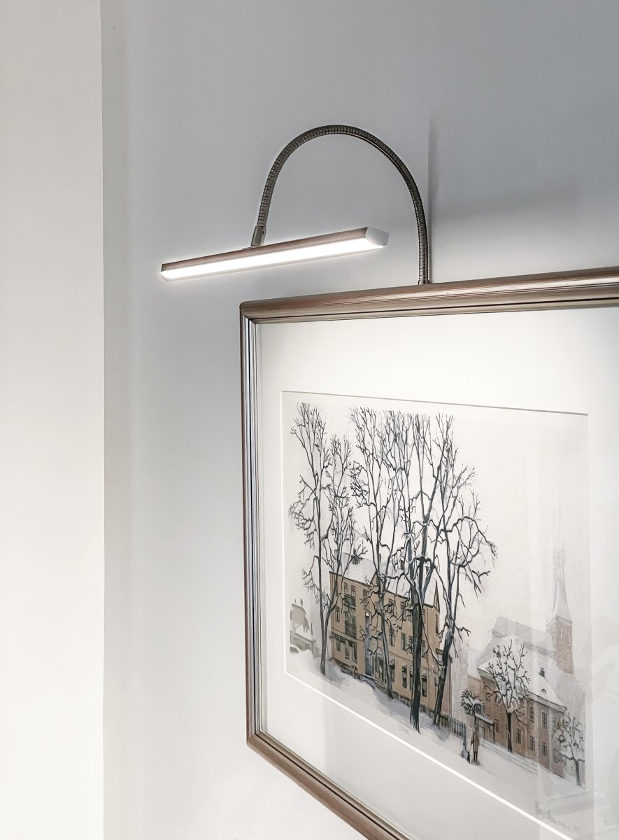 Miro 40cm Staal Van Aneta Lighting - Miro kan zowel aan de muur als direct op de fotolijst worden bevestigd.