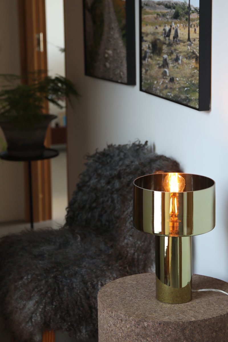 Corin 32cm Goud tafellamp Van Markslöjd - Het getinte glas zorgt voor een effectieve gloed en geeft de lamp een exclusieve uitstraling.