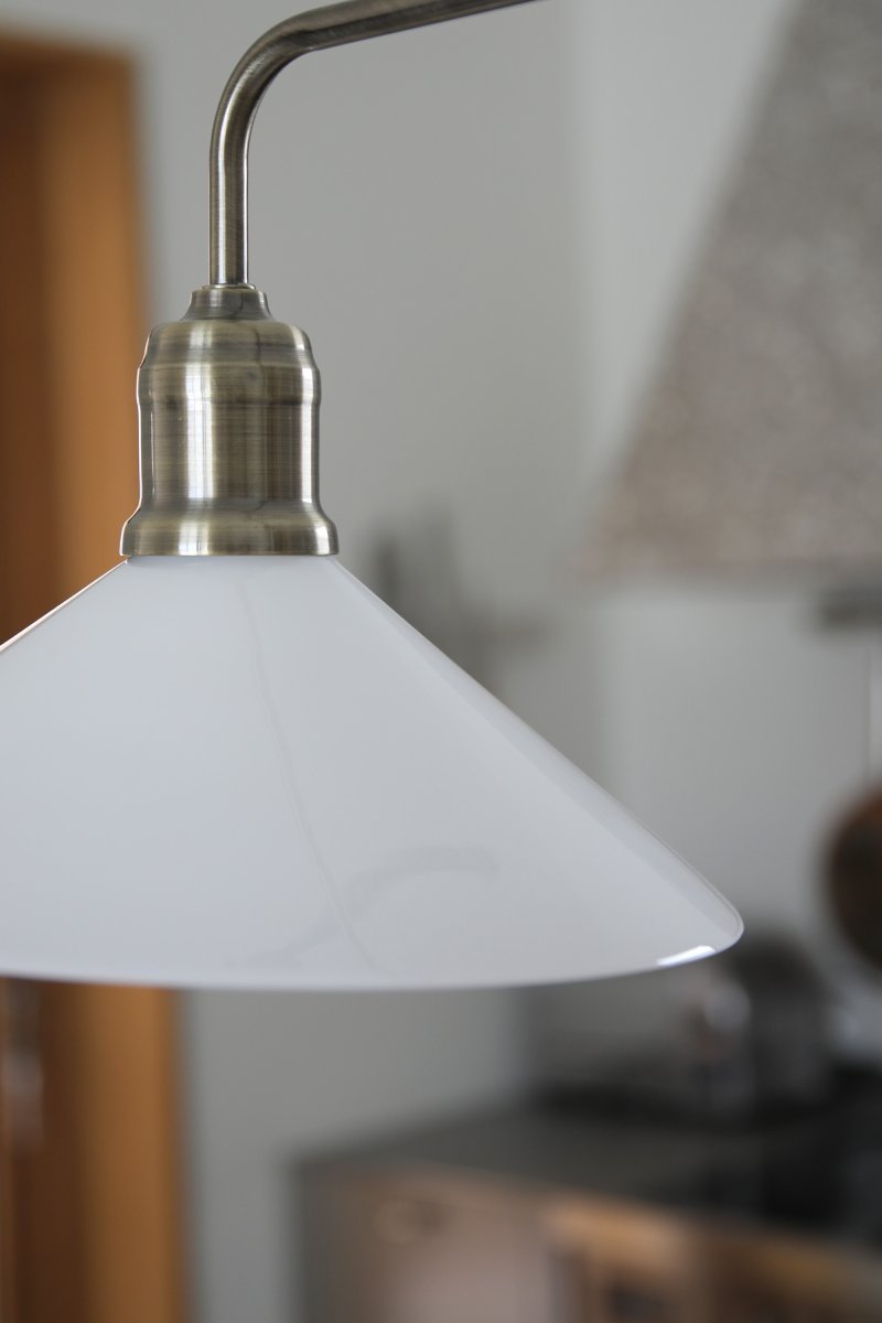 Vela 75cm Messing/wit hanglamp Van Markslöjd - Stijlvolle plafondlamp in een klassieke stijl met een messing frame en twee glanzende witte glazen kappen.