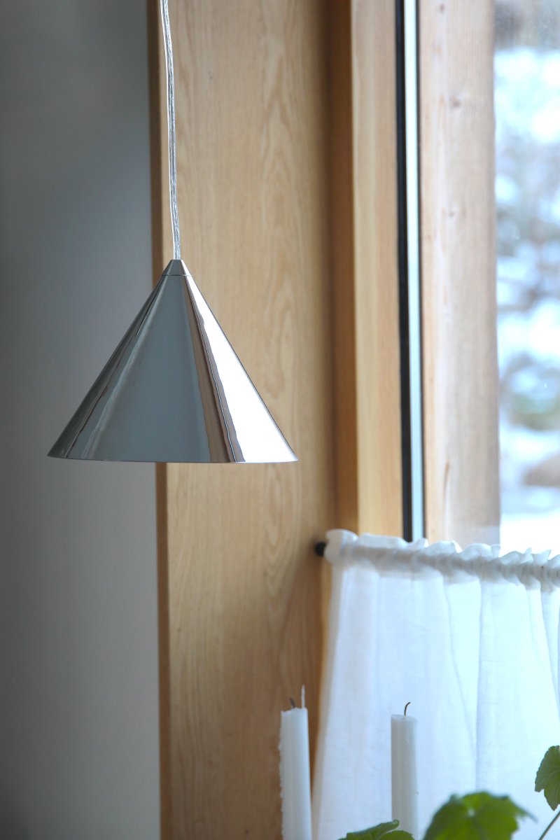 Tip Ø20 Chroom hanglamp Van Markslöjd - Stijlvolle plafondlamp met een verchroomde kap en plafondhouder met een strak en functioneel ontwerp dat zowel in moderne als tijdloze interieurs past.