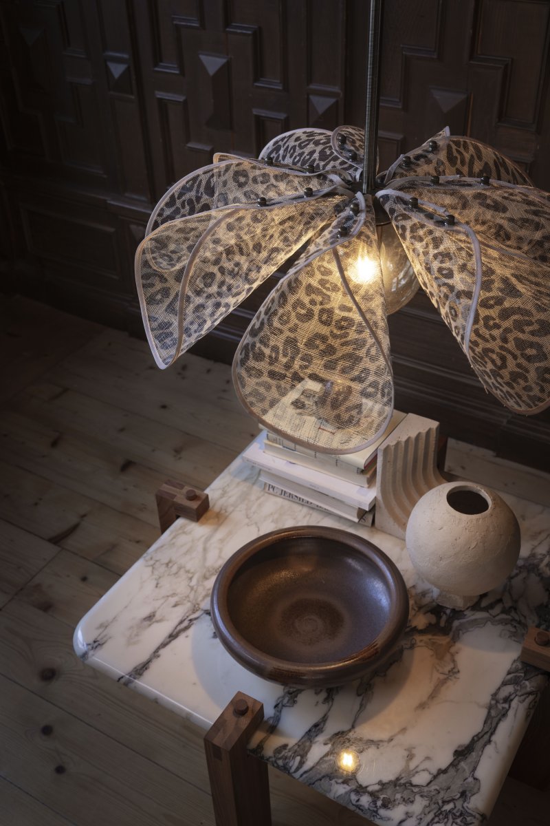 Styrka Ø63 Veelkleurig hanglamp Van Markslöjd - Plafondlamp met een expressief luipaardpatroon in zwart en beige, met een bloemvorm van bananenvezel die een zachte en decoratieve indruk geeft.