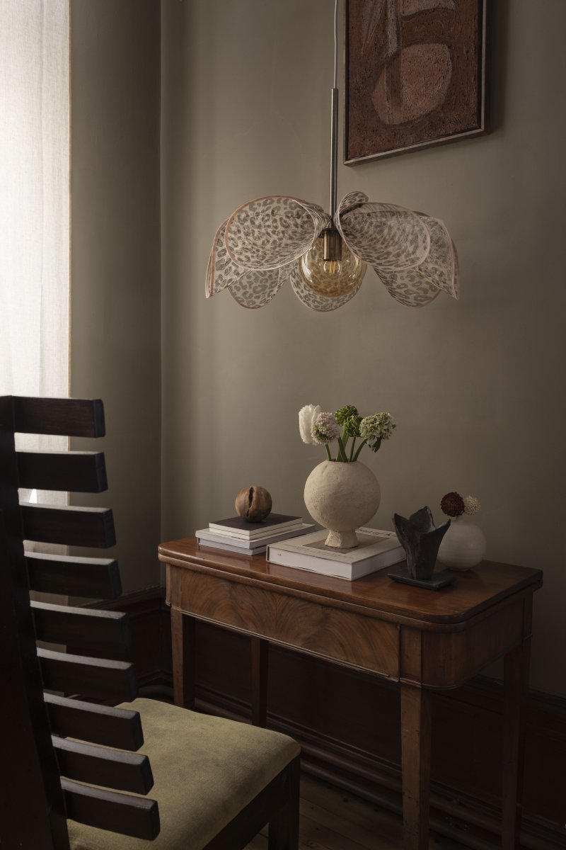 Styrka Ø63 Veelkleurig hanglamp Van Markslöjd - Plafondlamp met een expressief luipaardpatroon in zwart en beige, met een bloemvorm van bananenvezel die een zachte en decoratieve indruk geeft.
