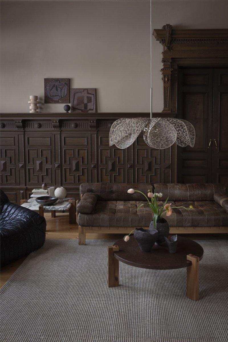 Styrka Ø75 Veelkleurig hanglamp Van Markslöjd - Plafondlamp met een expressief luipaardpatroon in zwart en beige, met een bloemvorm van bananenvezel die een zachte en decoratieve indruk geeft.