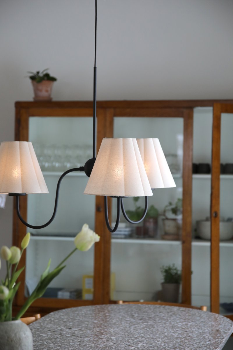 Veya Ø90 Zwart hanglamp Van Markslöjd - Het metalen frame geeft een solide, ambachtelijke uitstraling die in balans wordt gebracht door de zachte textielstoffen en een tijdloos geheel cre&euml;ert waarin klassiek en modern samenkomen.
