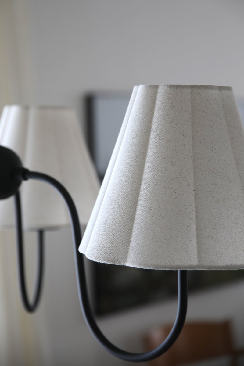 Veya Ø90 Zwart hanglamp Van Markslöjd - Het metalen frame geeft een solide, ambachtelijke uitstraling die in balans wordt gebracht door de zachte textielstoffen en een tijdloos geheel cre&euml;ert waarin klassiek en modern samenkomen.