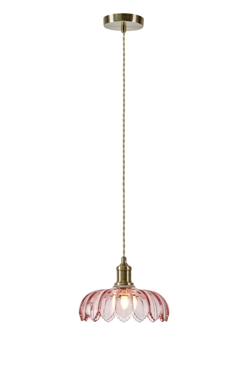 Kurage Ø26 Roze hanglamp Van Markslöjd - De lamp heeft een fitting met een messing afwerking en een decoratief beige gedraaid textielsnoer dat naar een ronde metalen houder met dezelfde messing afwerking leidt.