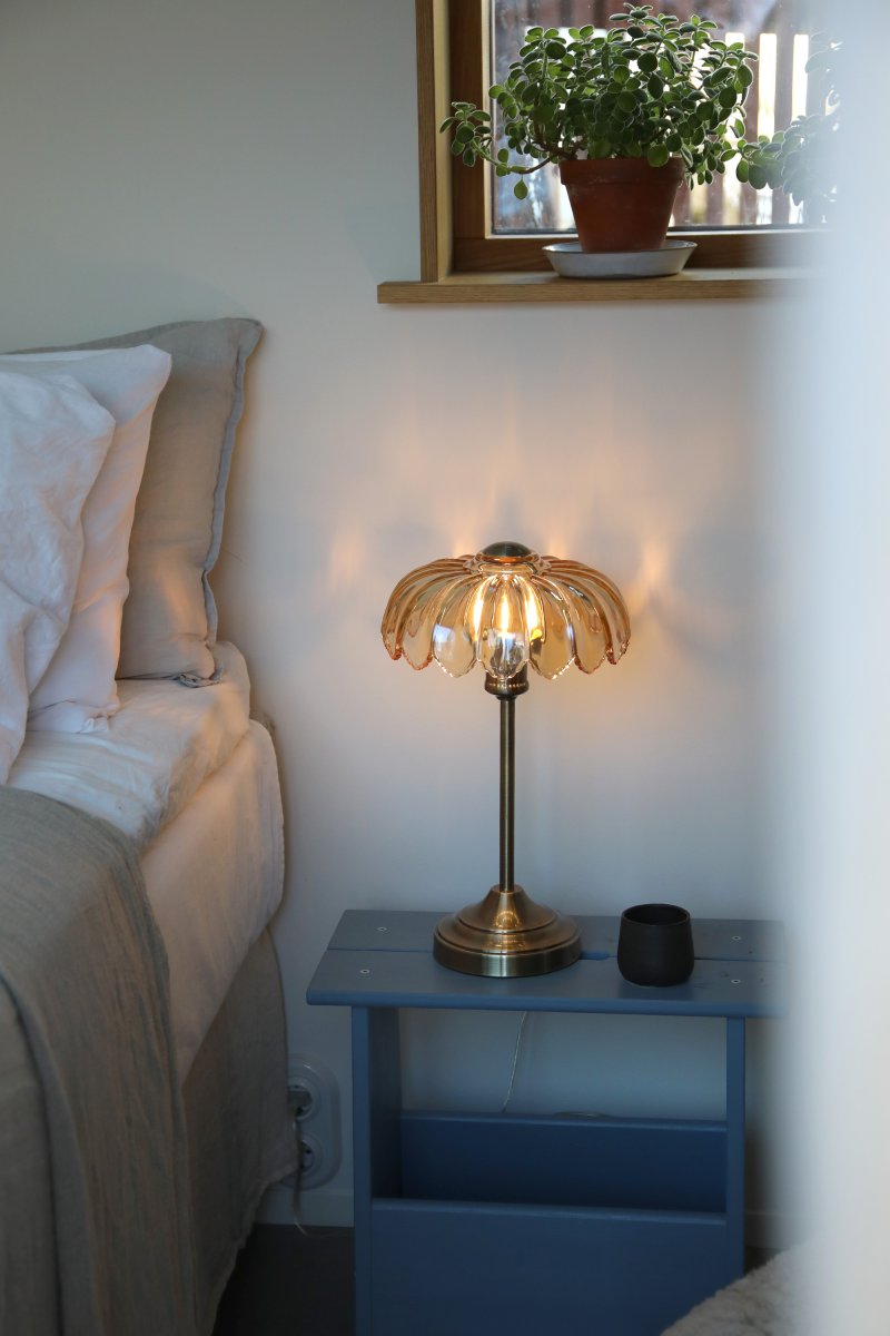 Kurage 43cm Antiek messing/amber tafellamp Van Markslöjd - Wordt geleverd met een transparante kabel van 2 meter, een aan/uit-schakelaar en een stekker.