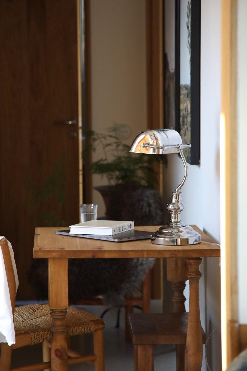 Bankers 42cm Chroom bureaulamp Van Markslöjd - De Bankers tafellamp is volledig gemaakt van chroom en heeft een metalen voet en een verstelbaar, bijpassend lampenkapje.