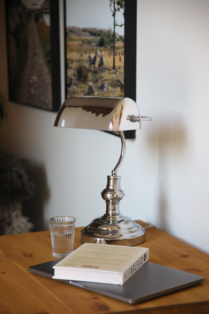 Bankers 42cm Chroom bureaulamp Van Markslöjd - De Bankers tafellamp is volledig gemaakt van chroom en heeft een metalen voet en een verstelbaar, bijpassend lampenkapje.