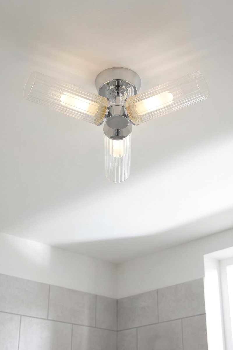 Rimini Ø40 Chroom badkamerlamp Van Markslöjd - De structuur van het glas zorgt voor een prachtig lichtspel en geeft de lamp een stijlvolle en decoratieve uitstraling.