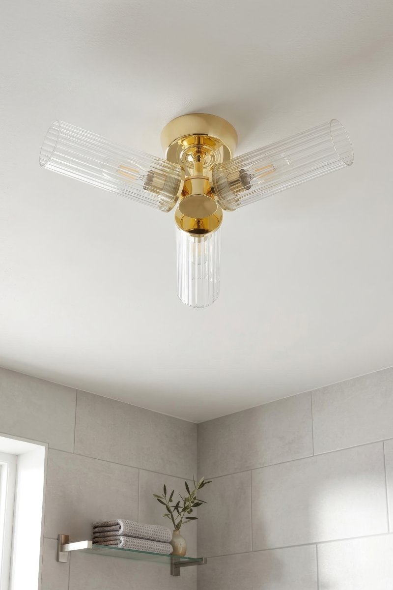 Rimini Ø40 Messing badkamerlamp Van Markslöjd - De structuur van het glas zorgt voor een prachtig lichtspel en geeft de lamp een stijlvolle en decoratieve uitstraling.
