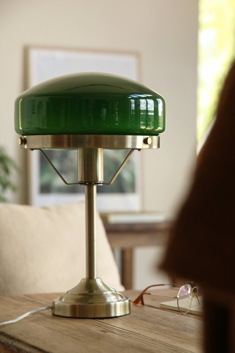 Aurelia 40cm Antiek messing/groen tafellamp Van Markslöjd - De antieke messingkleurige metalen voet is gecombineerd met een zacht gevormde kap van groen glas, wat de lamp een klassieke en stijlvolle uitstraling geeft.