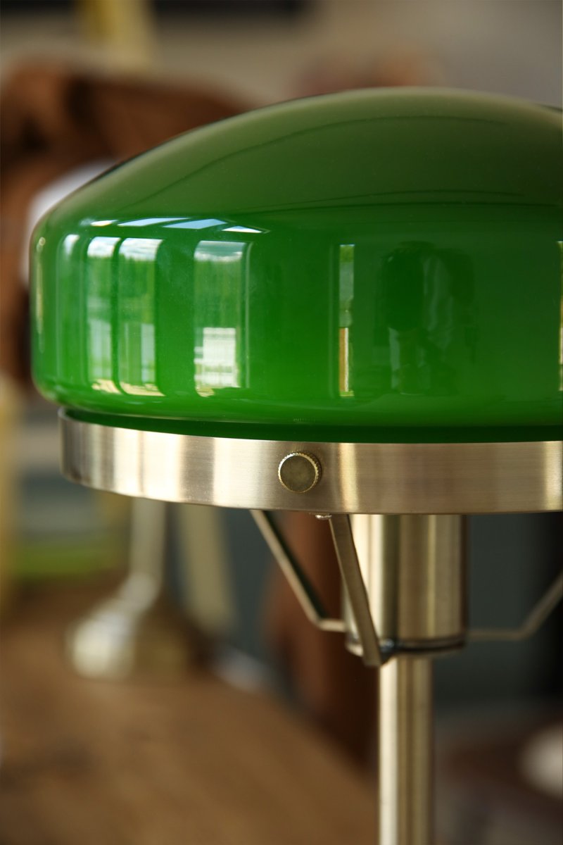 Aurelia 40cm Antiek messing/groen tafellamp Van Markslöjd - De antieke messingkleurige metalen voet is gecombineerd met een zacht gevormde kap van groen glas, wat de lamp een klassieke en stijlvolle uitstraling geeft.