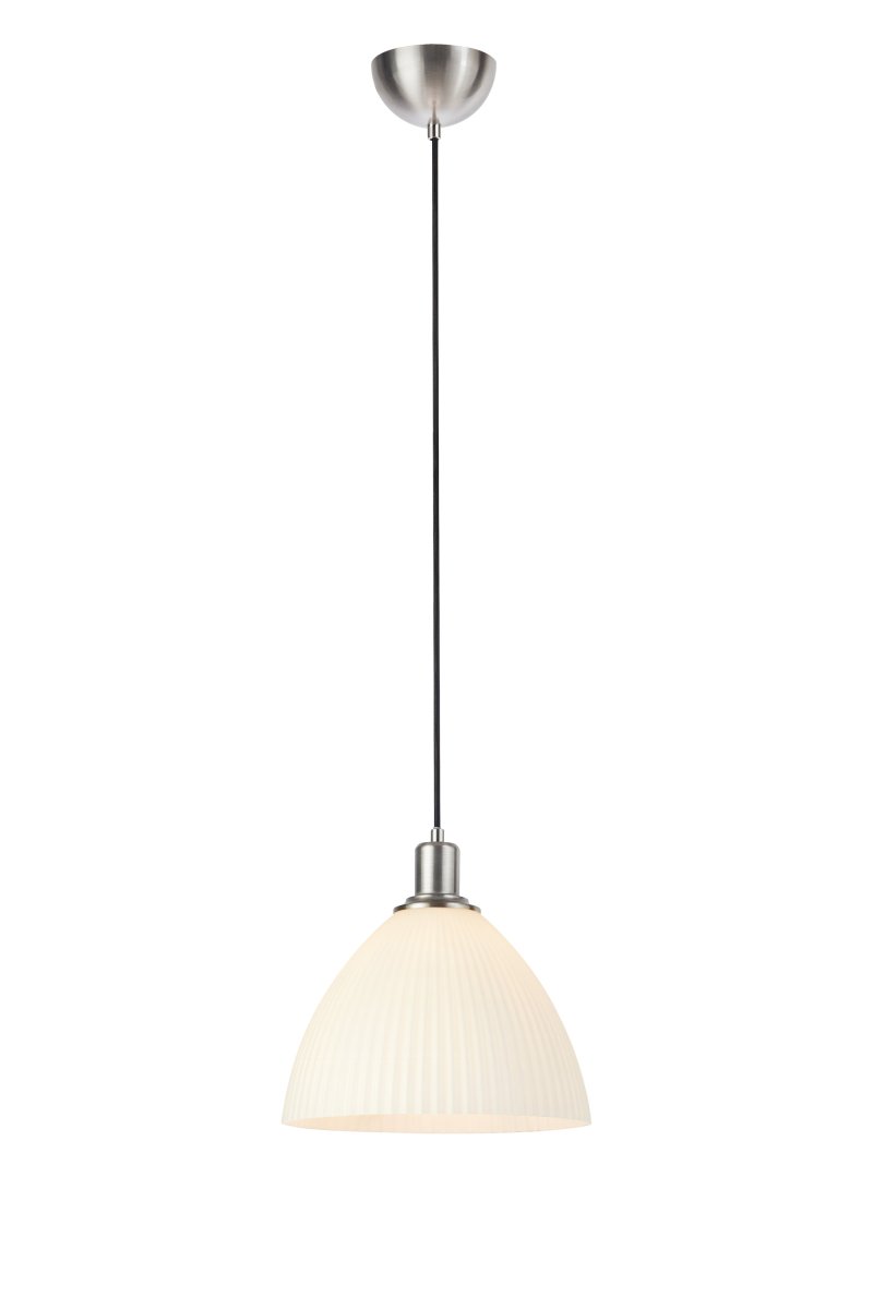  Ro Ø28 Wit hanglamp Van Markslöjd - Ro is een stijlvolle hanglamp die elegante metalen details in een satijnnikkel afwerking combineert met een prachtig geribbelde witte glazen kap.