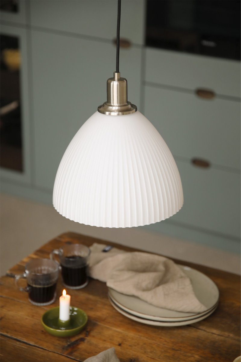 Ro Ø28 Wit hanglamp Van Markslöjd - Ro is een stijlvolle hanglamp die elegante metalen details in een satijnnikkel afwerking combineert met een prachtig geribbelde witte glazen kap.