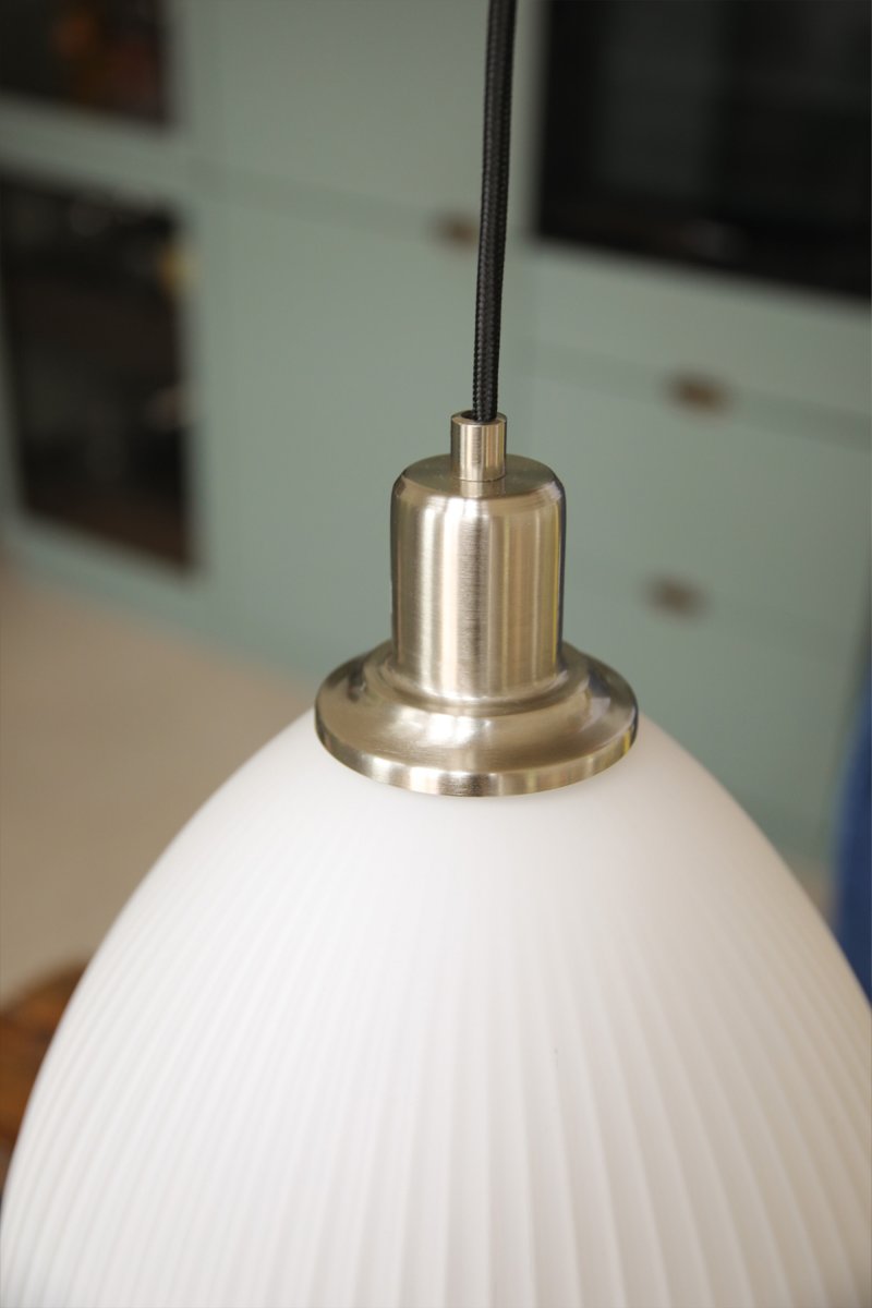 Ro Ø28 Wit hanglamp Van Markslöjd - Ro is een stijlvolle hanglamp die elegante metalen details in een satijnnikkel afwerking combineert met een prachtig geribbelde witte glazen kap.