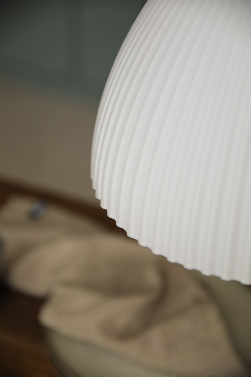 Ro Ø28 Wit hanglamp Van Markslöjd - Ro is een stijlvolle hanglamp die elegante metalen details in een satijnnikkel afwerking combineert met een prachtig geribbelde witte glazen kap.