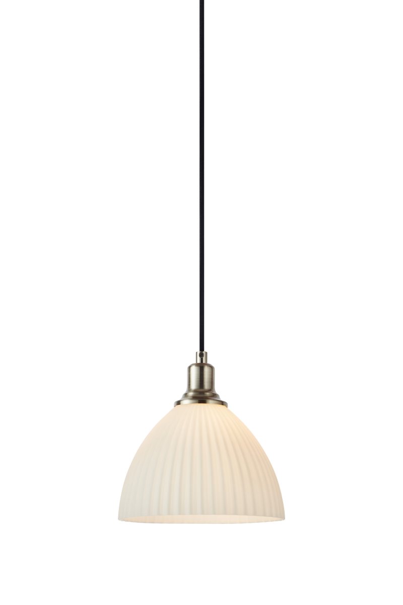 Ro Ø18 Wit raamlamp Van Markslöjd - Ro is een decoratief element in het raam en cre&euml;ert een warme en uitnodigende sfeer in de kamer.