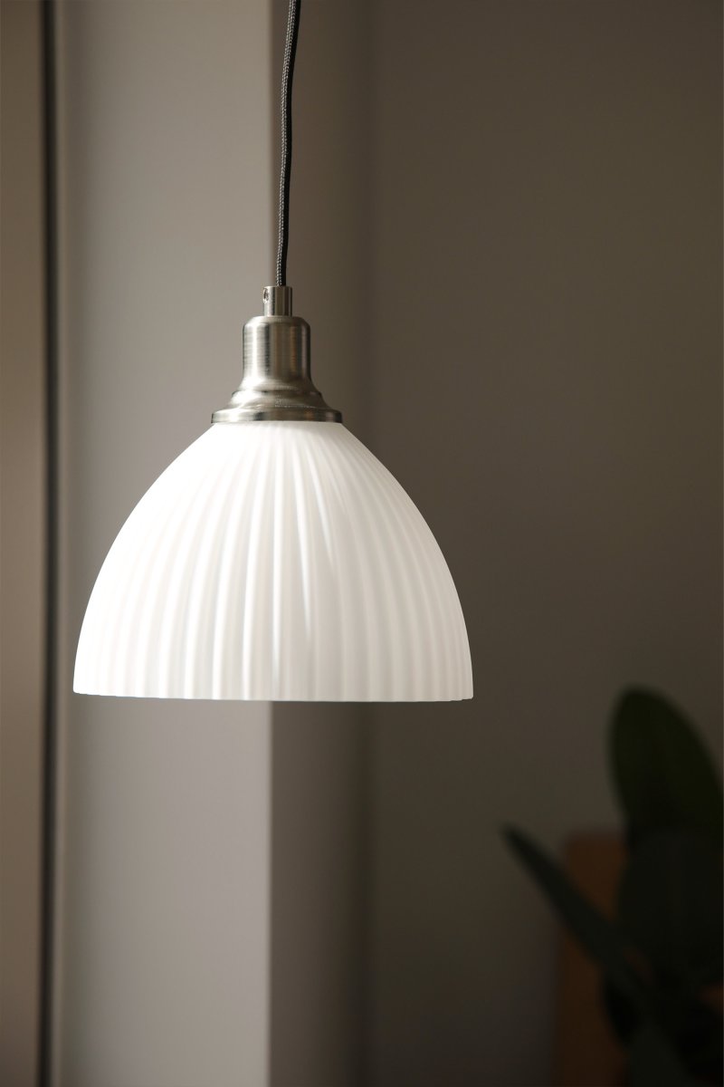 Ro Ø18 Wit raamlamp Van Markslöjd - Ro is een decoratief element in het raam en cre&euml;ert een warme en uitnodigende sfeer in de kamer.