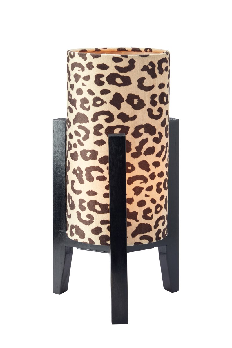 Eruca 34cm Luipaard tafellamp Van Markslöjd - De lampvoet van zwart hout is gecombineerd met een cilindrische textielen kap in gebroken wit en bruin luipaardpatroon, wat de lamp een trendy en persoonlijk karakter geeft.