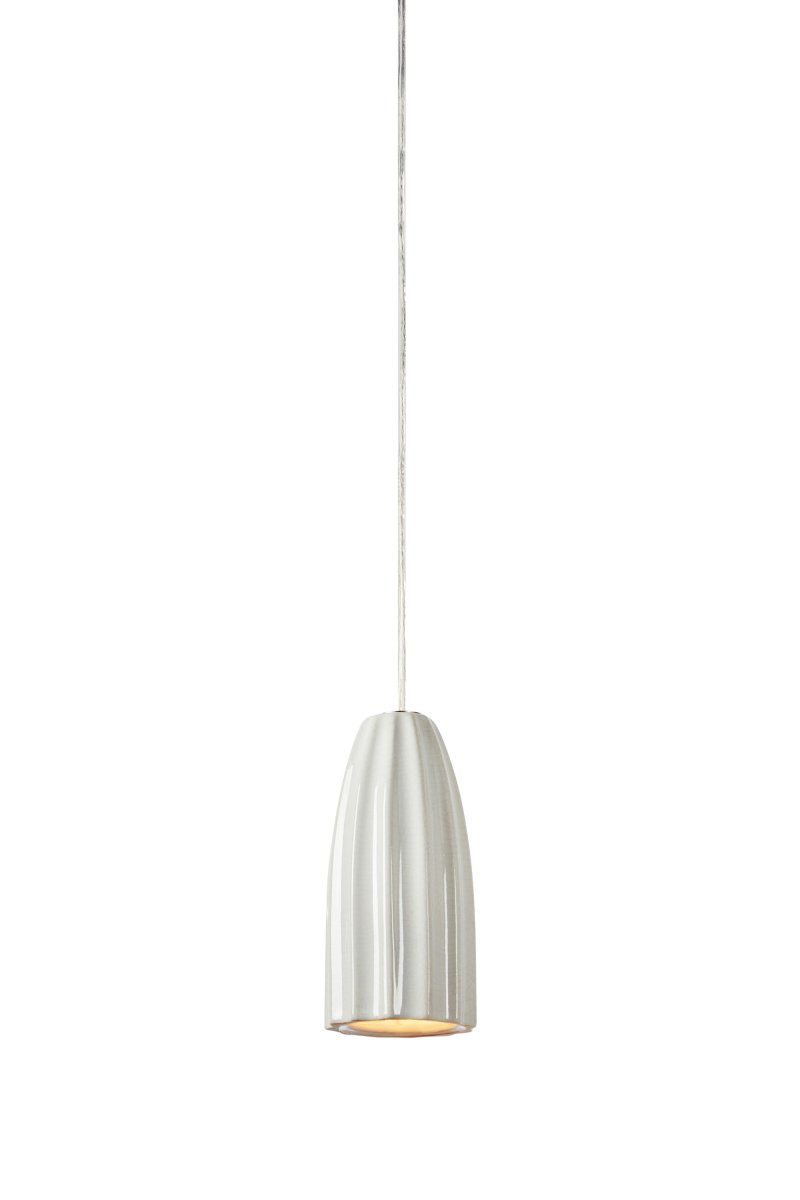 Clay Ø8 Wit raamlamp Van Markslöjd - Clay is een stijlvolle raamlamp van wit keramiek met een zachte, langwerpige vorm en een decoratief gegroefd oppervlak.