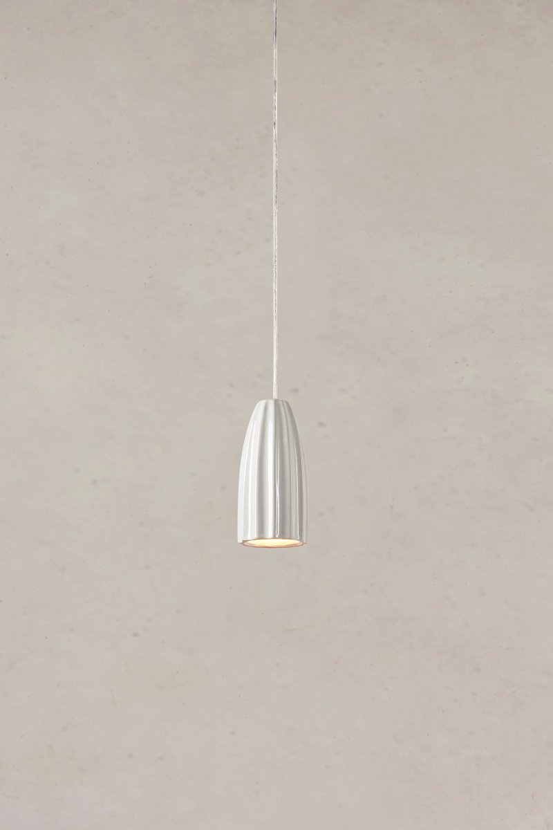 Clay Ø8 Wit raamlamp Van Markslöjd - Clay is een stijlvolle raamlamp van wit keramiek met een zachte, langwerpige vorm en een decoratief gegroefd oppervlak.
