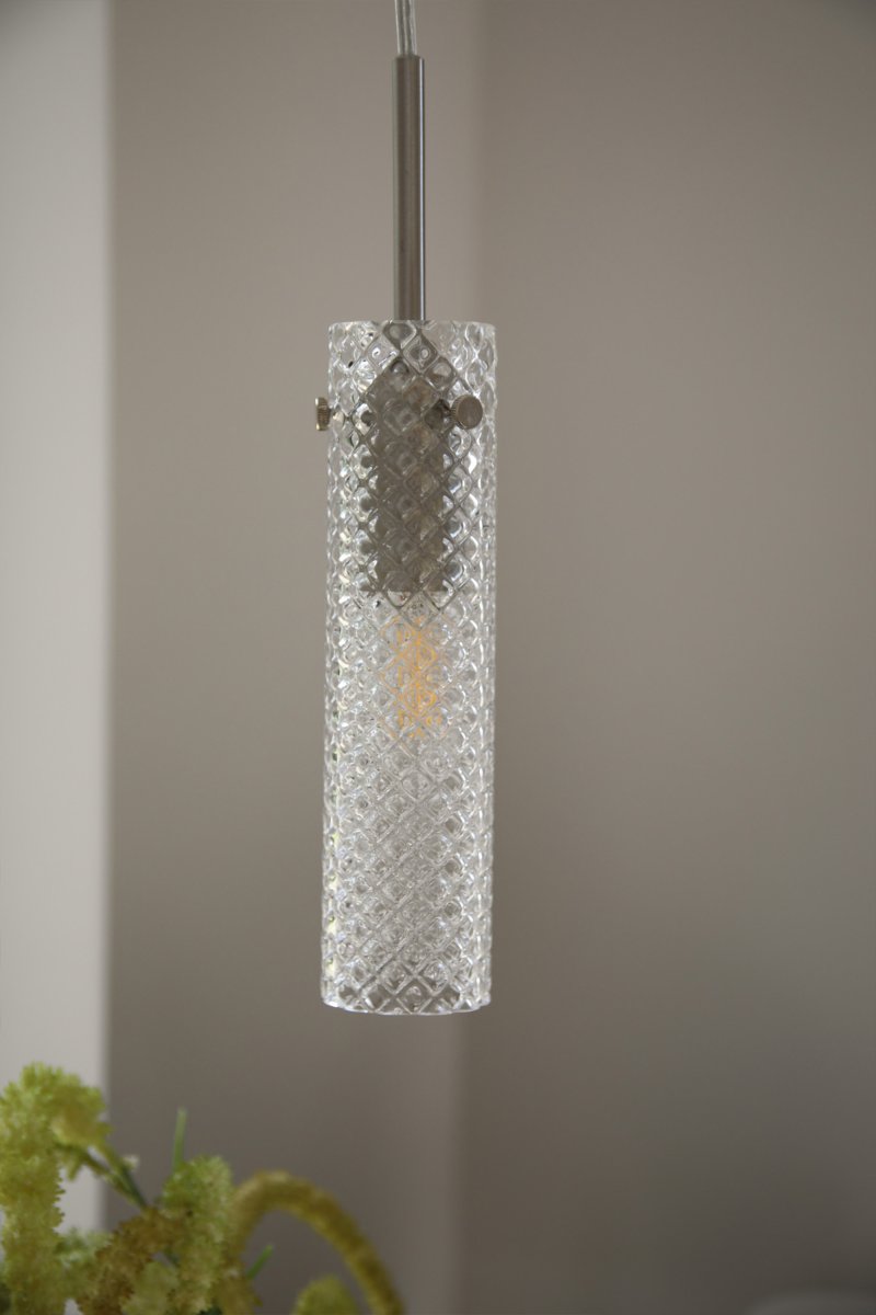 Vibia Ø5 Transparant raamlamp Van Markslöjd - De matglazen kap is gecombineerd met een lange, smalle ophanging in satijnnikkel, wat de moderne en verfijnde uitstraling van de lamp versterkt.
