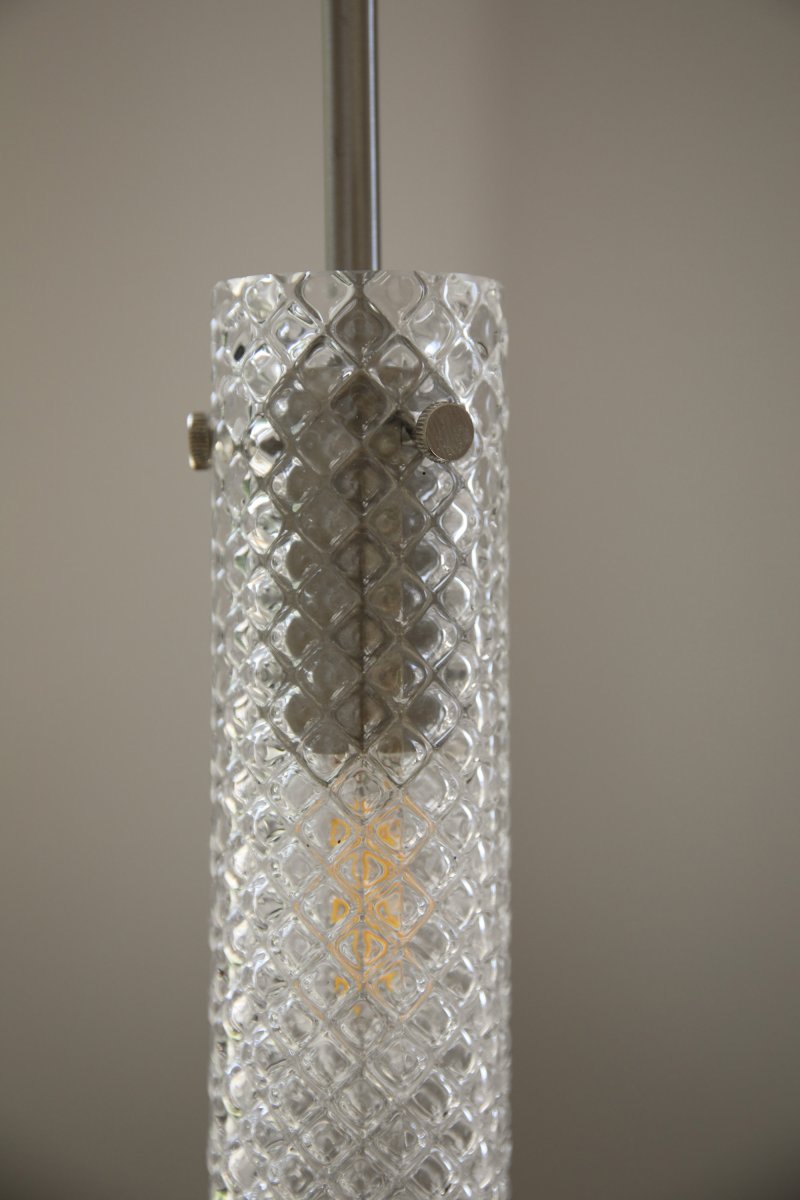 Vibia Ø5 Transparant raamlamp Van Markslöjd - De matglazen kap is gecombineerd met een lange, smalle ophanging in satijnnikkel, wat de moderne en verfijnde uitstraling van de lamp versterkt.