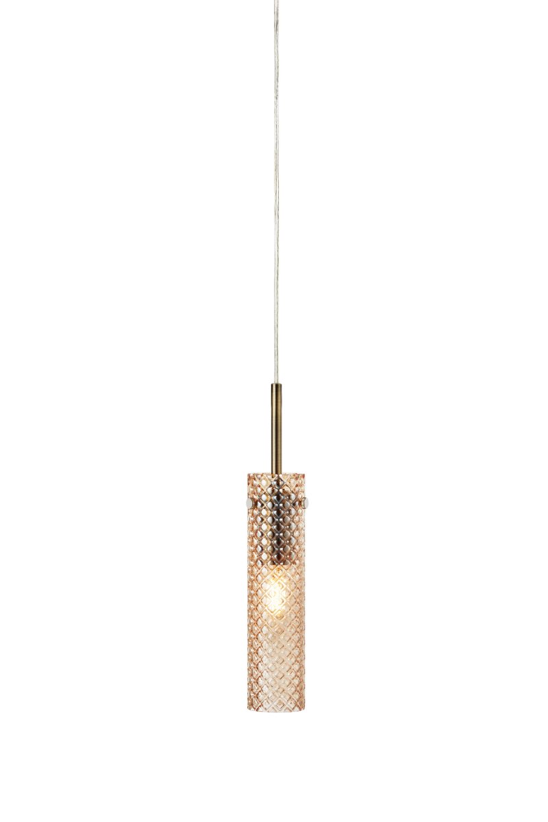 Vibia Ø5 Amber raamlamp Van Markslöjd - De lange, smalle ophanging met een antieke messing afwerking complementeert de warme kleur van het glas en versterkt de klassieke uitstraling van de lamp.