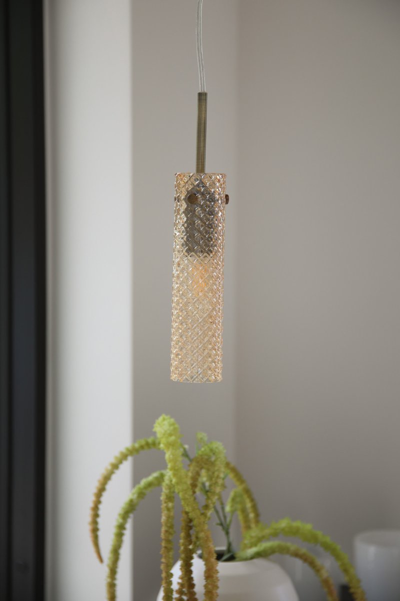 Vibia Ø5 Amber raamlamp Van Markslöjd - De lange, smalle ophanging met een antieke messing afwerking complementeert de warme kleur van het glas en versterkt de klassieke uitstraling van de lamp.