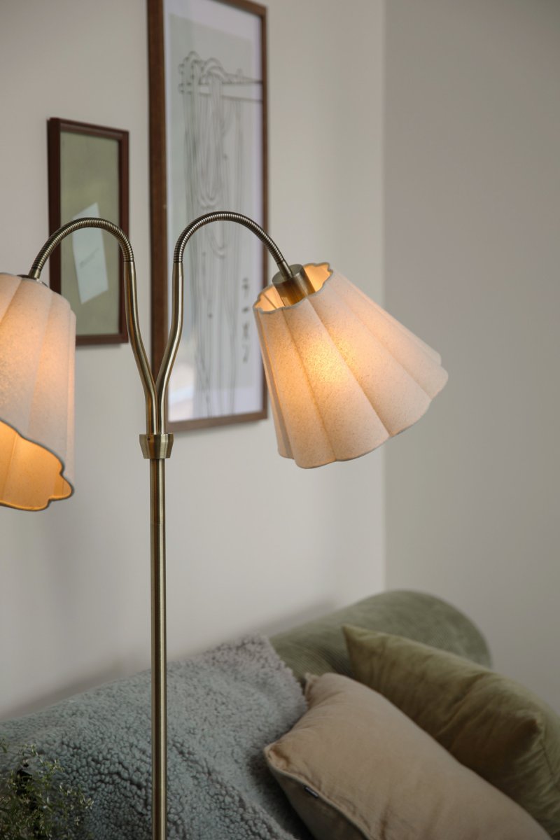 Veya 2 Antiek messing vloerlamp Van Markslöjd - Veya is een elegante vloerlamp met een tijdloos design en klassieke details.