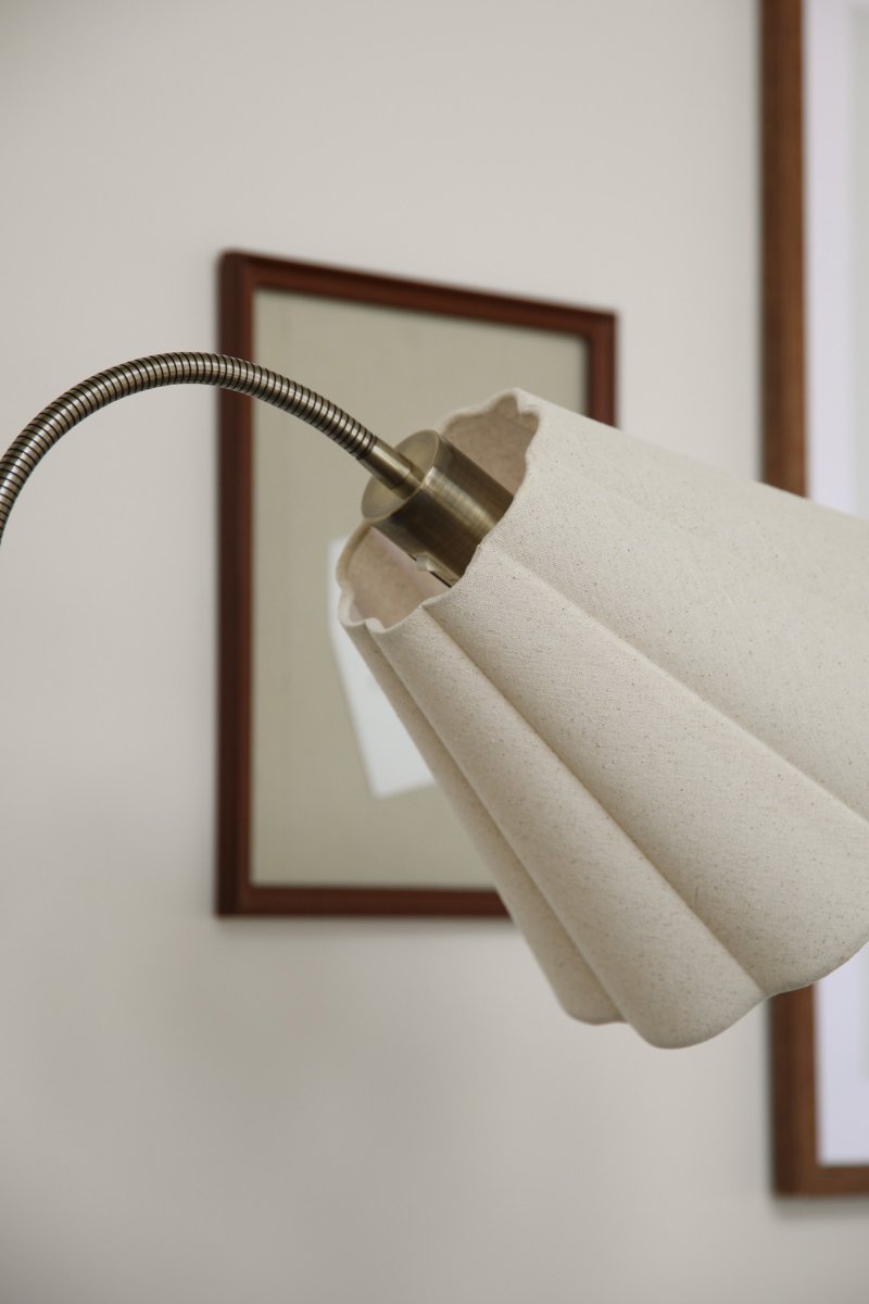 Veya 2 Antiek messing vloerlamp Van Markslöjd - Veya is een elegante vloerlamp met een tijdloos design en klassieke details.